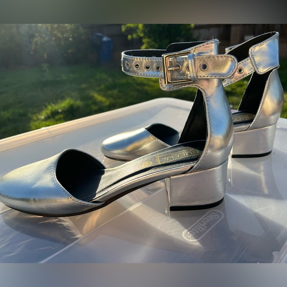 Silver Heels - Picture 3 of 5